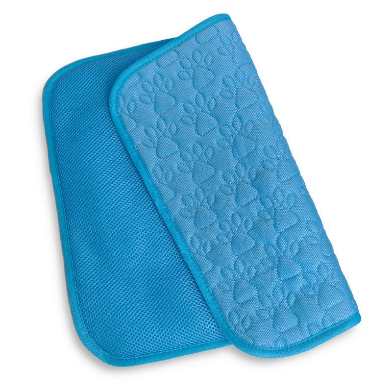 Premium zelfkoelende hondenmat van MyBreezyPaws met blauwe hondenpootprint, 70 × 55 cm