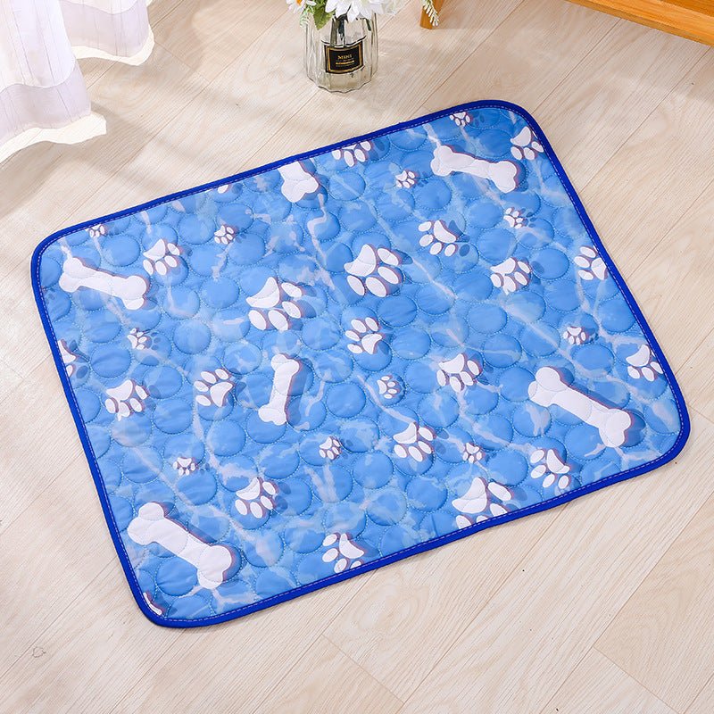 Premium zelfkoelende hondenmat van MyBreezyPaws met botjes- en pootafdrukprint, 100 × 70 cm